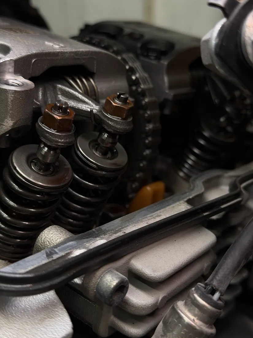 Valve springs and rocker adjusters on an open cylinder head